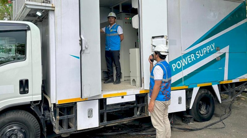 Petugas Siaga mulai melakukan pemasangan _Uninterruptible Power Supply_ sebagai pasokan cadangan untuk memastikan listrik hadir tanpa kedip selama pelaksanaan kegiatan WWF ke - 10 berlangsung.