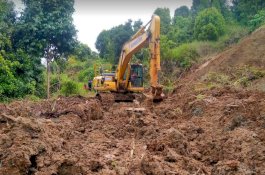 PT Vale Turunkan Alat Berat Bantu Buka Akses Masyarakat Pascalongsor di Luwu