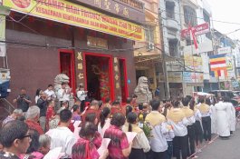 Umat Buddha Padati Maha Puja Hari Tri Suci Waisak 2568 TB. di Klenteng Kwan Kong Makassar