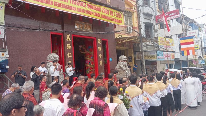 Prosesi penaikan panji buddhis mengawali Maha Puja Hari Tri Suci Waisak 2568 TB. di Klenteng Kwan Kong (Rumah Ibadah Satya Dharma) Makassar.