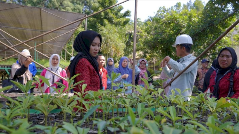 Para peserta diajak mengunjungi Taman Kehati (Keanekaragaman Hayati) Sawerigading Wallacea. (Foto: PT Vale Indonesia)