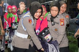 Polwan Polres Wajo Sigap Bantu Calon Jamaah Haji, Lansia Mendapat Perhatian Khusus