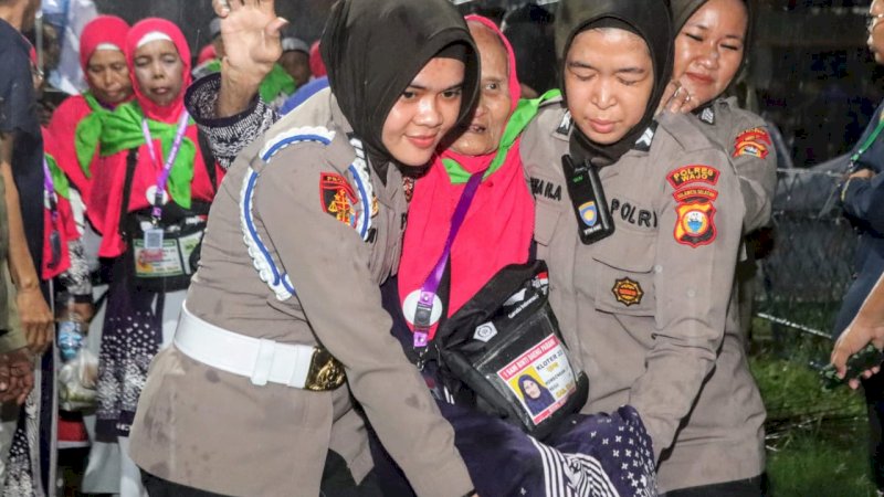 Polwan Polres Wajo Sigap Bantu Calon Jamaah Haji, Lansia Mendapat Perhatian Khusus