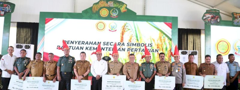 Mentan Serahkan Bantuan Pertanian Senilai Rp410 Miliar untuk Bencana di Sulsel
