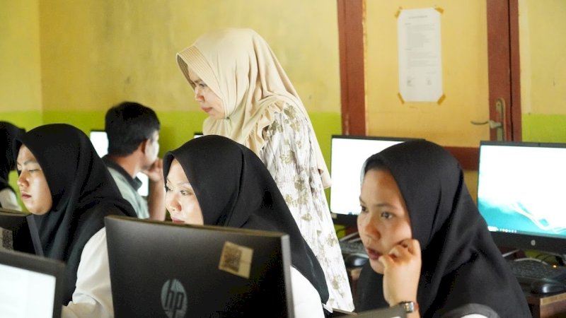 Ujian berlangsung di Ruang Laboratorium Komputer SMPN 3 Bungku Timur, Morowali, Kamis dan Jumat (18-26/5/2024). (Foto: PT Vale Indonesia)