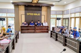 Puluhan Warga Tanasitolo Gelar Aksi Unjuk Rasa di Gedung DPRD Wajo, Menyoroti Proyek Sport Center di Kelurahan Baru Tancung