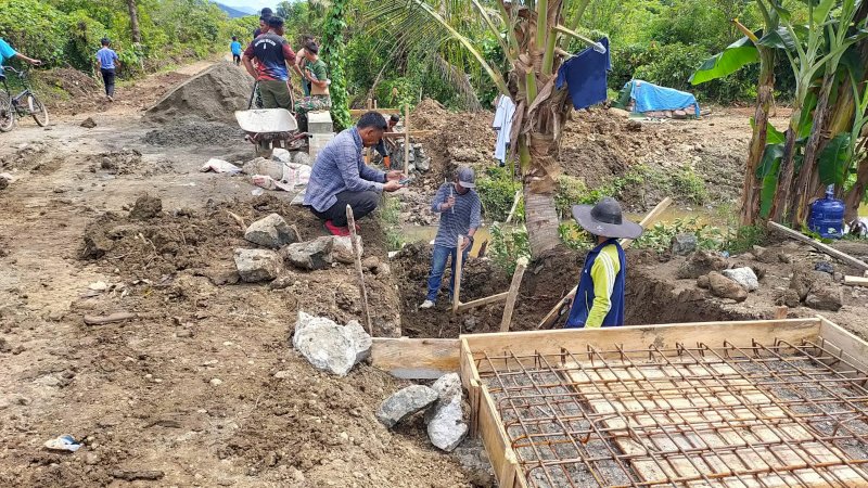 Hari ke-21 satgas TMMD dan warga bagun jembatan