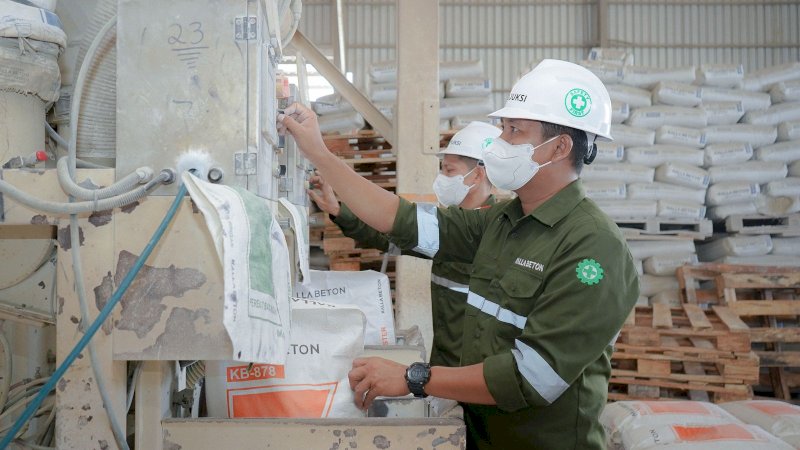 Aktivitas produksi mortar instan pada salah satu pabrik Kalla Beton yang berlokasi di KIMA 17 No. 17 Kota Makassar, beberapa waktu lalu.