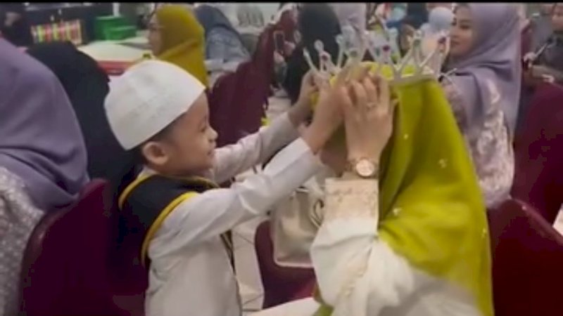 Hubbul Qur’an & Imtihan TK Islam Athirah 1 Makassar siswa menyematkan mahkota tanda kehormatan kepada orangtua