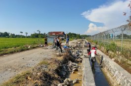 Satgas TMMD Kodim 1403/Palopo Kejar Target Pembangunan Plat Duiker Meski Diguyur Hujan