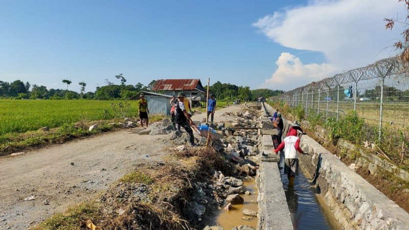 TNI dan Polri bekerjasama menyelesaikan 8 duiker di tengah guyuran hujan