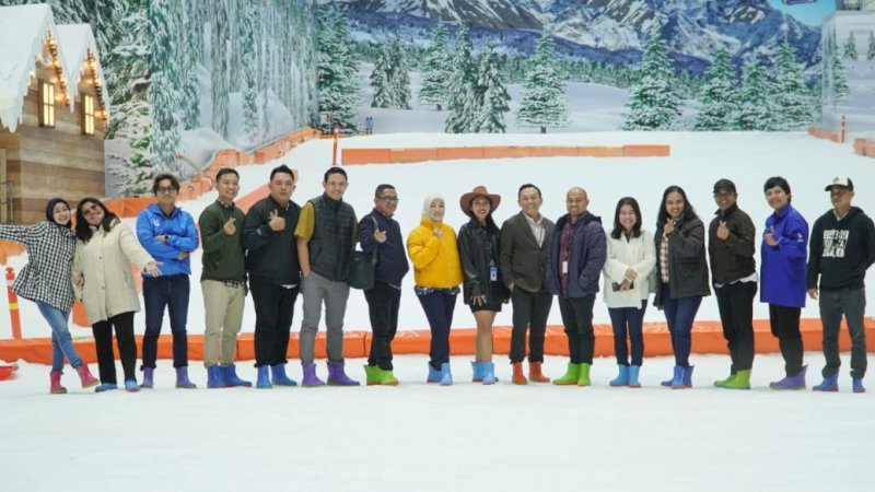 Kepala Dinas Pariwisata Makassar turut hadir dan memberi support di customer gathering Trans snow world Makassar 