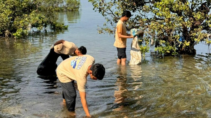 Bersama Masyarakat, PLN Indonesia Power UBP Barru Ciptakan Pantai Lasonrai yang Bersih dan Lestari