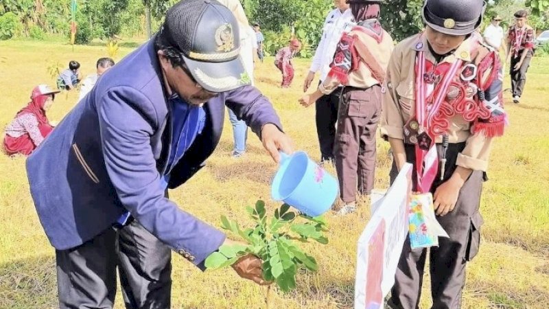 Ketua Komisi II DPRD Wajo tanam pohon peringati Hari Lingkungan Hidup Sedunia