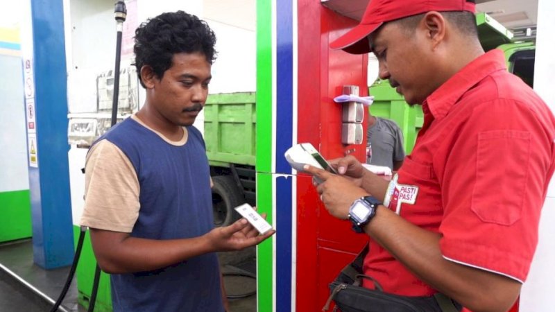 Operator SPBU memindai barcode sebagai syarat dalam pembelian solar subsidi. Ini bertujuan agar subsidi yang dialokasikan bagi masyarakat tertentu bisa memperoleh akses energi yang sama dan tepat sasaran. (Foto: Istimewa)