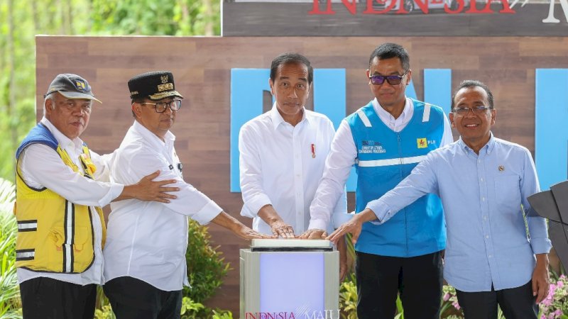 Seremoni _groundbreaking_ pembangunan PLN Hub di Pusat IKN yang dilakukan oleh Presiden Republik Indonesia Joko Widodo (tengah), Menteri Sekretaris Negara Praktikno (paling kanan), Menteri Pekerjaan Umum dan Perumahan Rakyat Basuki Hadimuljono (paling kiri), Direktur Utama PLN Darmawan Prasodjo (kedua dari kanan) dan Pj Gubernur Kalimantan Timur Akmal Malik (kedua dari kiri).