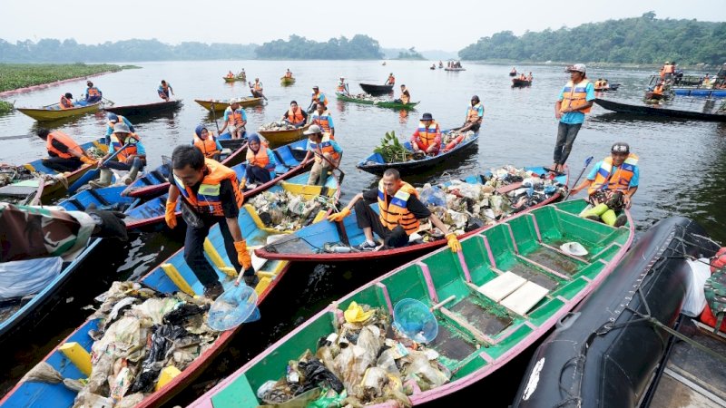 Pegawai PLN bersama komunitas dan para pemangku kepentingan kolaborasi menggunakan perahu melakukan pembersihan Waduk Saguling yang berada di Kabupaten Bandung Barat, Jawa Barat, Senin (3/6). Sampah yang terkumpul dibawa ke darat untuk dilakukan pemisahan dan pengolahan menjadi barang yang memiliki nilai guna.