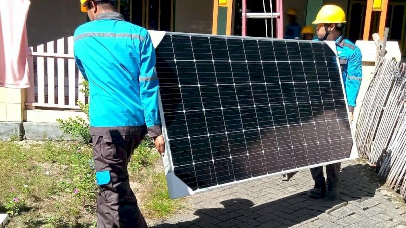 Petugas PLN tengah memasang panel surya dari inovasi SuperSUN di Puskesmas Pembantu, Pulau Saugi, Kabupaten Pangkep.