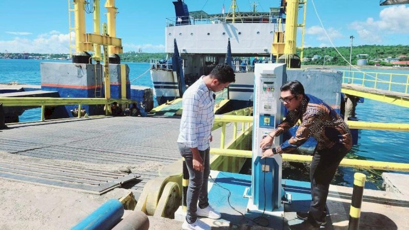 Stasiun Penyedia Listrik Kapal Sandar (SPLiKS) digunakan untuk kebutuhan listrik kapal yang bersandar di Pelabuhan Waibalun Larantuka, Nusa Tenggara Timur. Program _electrifying marine_ membuat pelaku usaha di sektor kelautan mendapatkan listrik yang lebih terjangkau dan ramah lingkungan dibandingkan menggunakan genset.