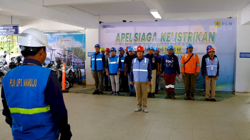 Tim PLN tengah melakukan apel siaga dalam rangka kunjungan Wakil Presiden Republik Indonesia di Kota Mamuju (21/5)