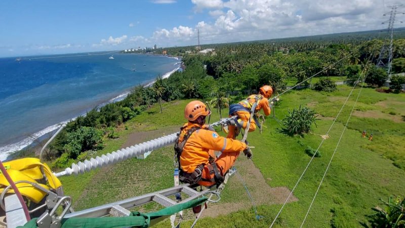 Petugas Pekerjaan Dalam Keadaan Bertegangan (PDKB) UPT Probolinggo dalam pemeliharaan SKLT Cable Head Ketapang memastikan kesiapan sistem transmisi berfungsi optimal menyalurkan kebutuhan listrik ke Bali selama rangkaian KTT WWF ke-10.