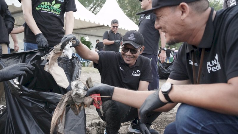 General Manager PLN UID Sulselrabar, Moch. Andy Adchaminoerdin (tengah) saat bersih-bersih Pantai Barombong (5/6)