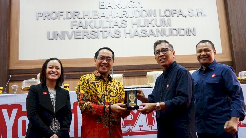 Rektor UNHAS Prof Jamaluddin Jompa menerima plakat dari VP Consumer Business Telkomsel  Area Pamasuka Muharlis