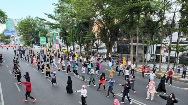 Pj Gubernur Sulsel Senam Sehat Bersama Masyarakat di Car Free Day Sudirman