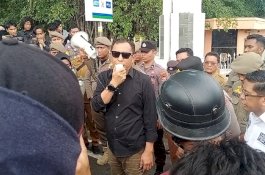 Gaya Pj Wali Kota Parepare Akbar Ali Temui Pengunjuk Rasa