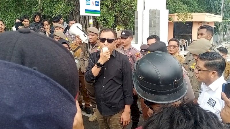 Gaya Pj Wali Kota Parepare Akbar Ali Temui Pengunjuk Rasa