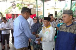 Serahkan Insentif ke Tokoh Masyarakat, Pj Wali Kota Parepare : Mari Bekerja Ikhlas