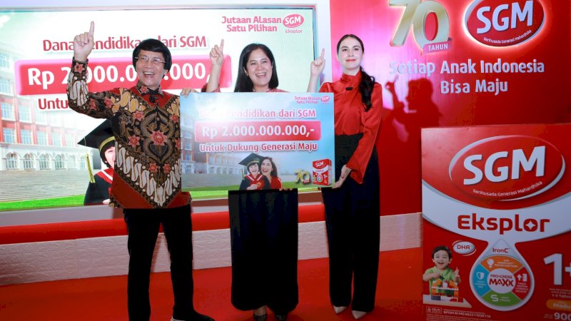 SGM Eksplor menyerahlan bantuan dana pendidikan untuk SD