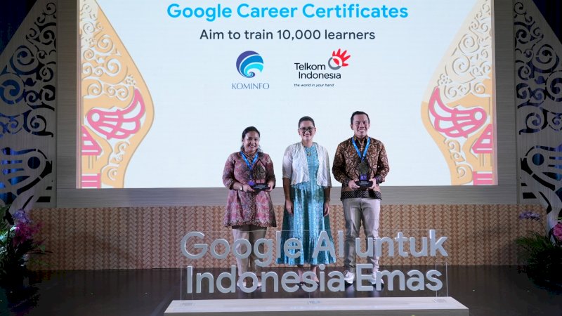 Direktur Digital Business Telkom Fajrin Rasyid (kanan) menerima cindera mata dari Direktur Hubungan Pemerintahan dan Kebijakan Publik Google Indonesia Putri Alam di Jakarta beberapa waktu lalu.