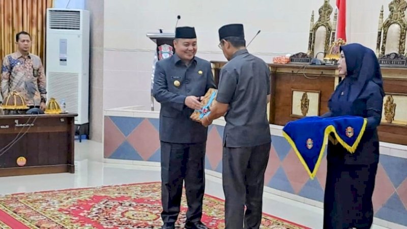 Penjabat Bupati Wajo Serahkan Ranperda LKPJ ke DPRD 