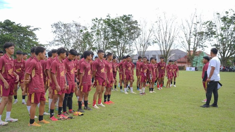 PT Vale Indonesia berkolaborasi PSM Makassar mengadakan talent scouting dan coaching clinic untuk para talenta muda se-Kabupaten Luwu Timur (Lutim), di Lapangan Persesos. (Foto: PT Vale Indonesia)