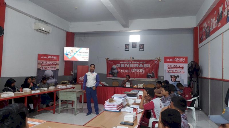 Instruktur Safety Riding Wanny memberikan edukasi ke tuga Sekolah Menengah Atas untuk berkendara aman #Cari_aman