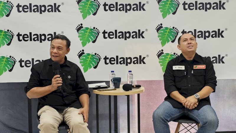 Muhammad Djufryhard selaku ketua tim dan Martian Sugiarto sebagai wakil ketua Perkumpulan Telapak Indonesia (Telapak) dalam konferensi pers hybrid di WU Hub Coworking Space Sabang, Jakarta Pusat, Jumat (14/6/2024). (Foto: Istimewa)