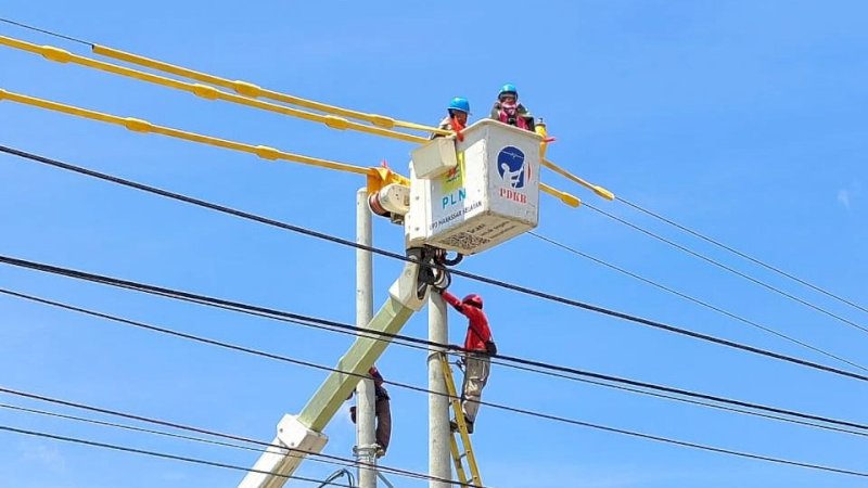 Pasukan khusus PLN tengah melakukan pemeliharaan jaringan di Kota Makassar.