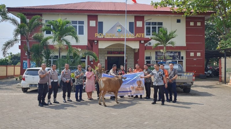 Management Mercure Nexa Pettarani serahkan Sapi Qurban ke Pols3k Tamalate untuk dibagikan kepada kaum dhuafa dan masyarakat sekitar