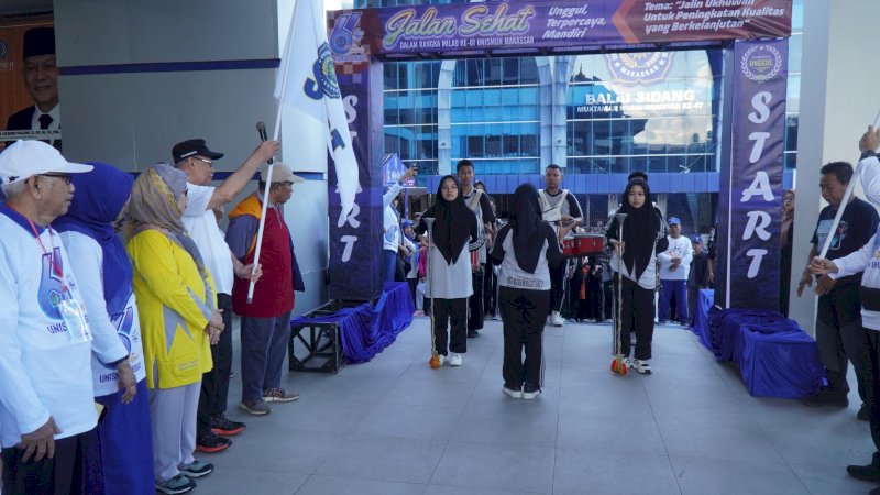 Jalan sehat dalam rangka milad Unismuh ke-61 dimeriahkan dengan Drumband