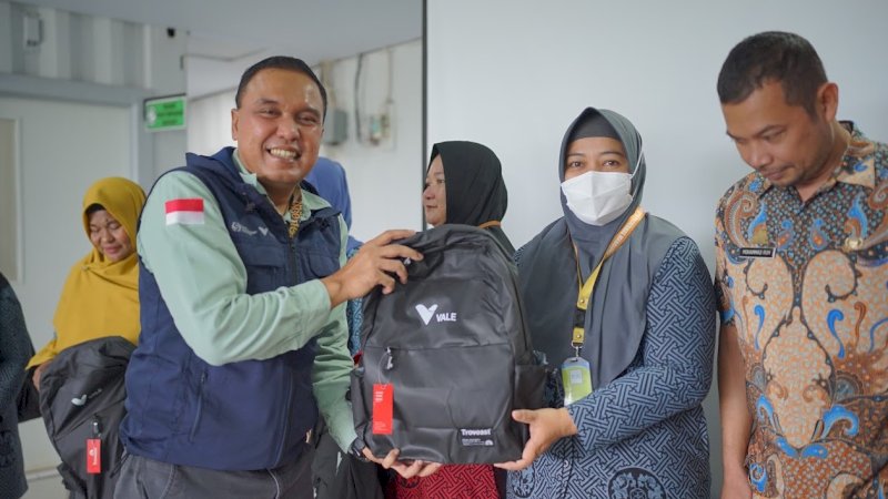 PT Vale Indonesia menyerahkan bantuan alat kesehatan (alkes) dan paket makanan sehat untuk puskesmas di area pemberdayaan. (Foto: PT Vale Indonesia)