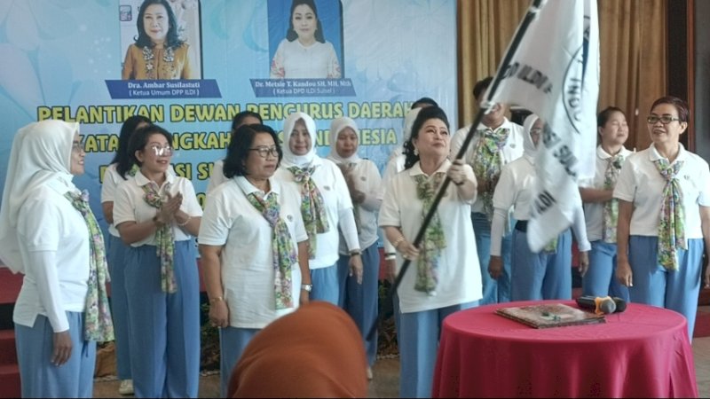 Pengurus ILDI lama menyerahkan bendera kebesaran ILDI kepada Ketua DPD Terpilih periode 2024-2028 Metsie T Kandou