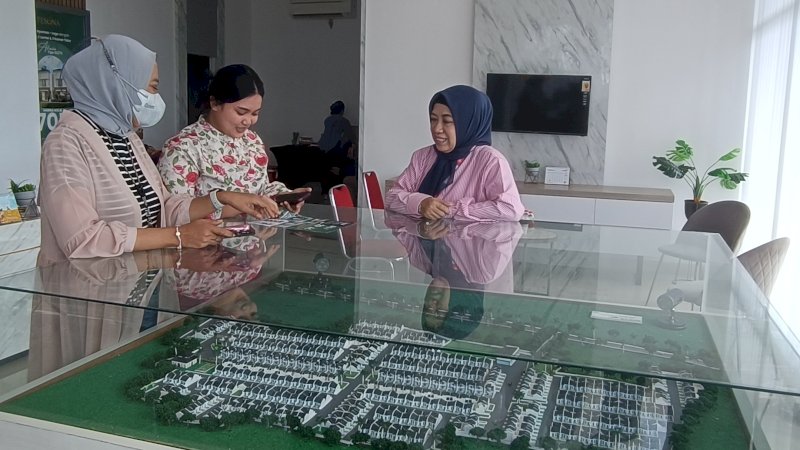 Customer sedang melihat maket Pesona Alam Sejahtera