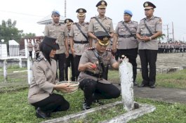HUT Bhayangkara ke-78, Kapolres Wajo Pimpin Upacara Tabur Bunga di TMP Empagae