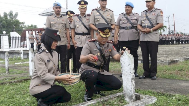 HUT Bhayangkara ke-78, Kapolres Wajo Pimpin Upacara Tabur Bunga di TMP Empagae