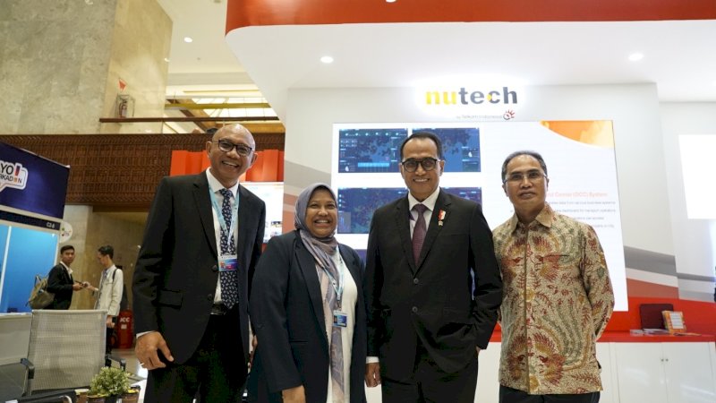 Menteri Perhubungan Budi Karya Sumadi (keduda dari kanan), Direktur Group Business Development Telkom Honesti Basyir (paling kanan), Direktur Utama Nutech Dina Hakiki (kedua dari kiri) dan Ketua ITS William Sabandar (paling kiri) saat mengunjungi Booth Nutech pada ITS Asia Pacific Forum 2024 beberapa waktu lalu.