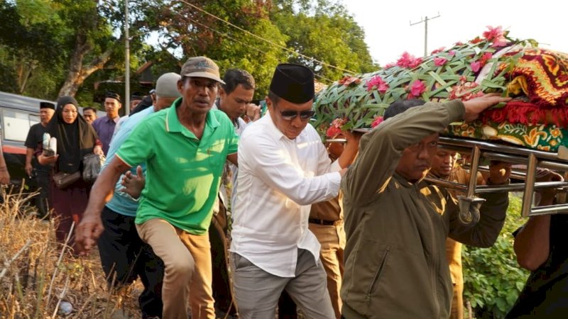 Sekcam Parepare Berpulang, Akbar Ali Kemudikan Mobil Ambulance dan Angkat Keranda Almarhum