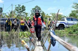 Jelang Idul Fitri, Indah Putri Serahkan Bantuan untuk Warga Terdampak Banjir di Baebunta Selatan