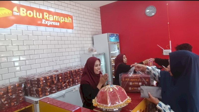 Outlet baru The Bolu Rampah express  diserbu pelanggan, jumat (28/6)