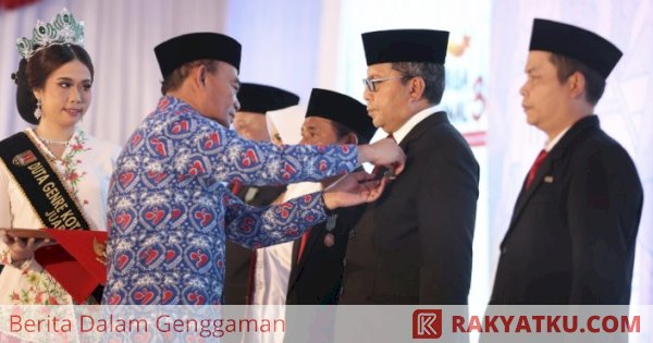 Danny Pomanto Dianugerahi Satyalencana Wira Karya 2024 oleh Presiden RI Joko Widodo